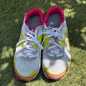 New Balance White and Pink Athletic Shoes with Breathable Mesh